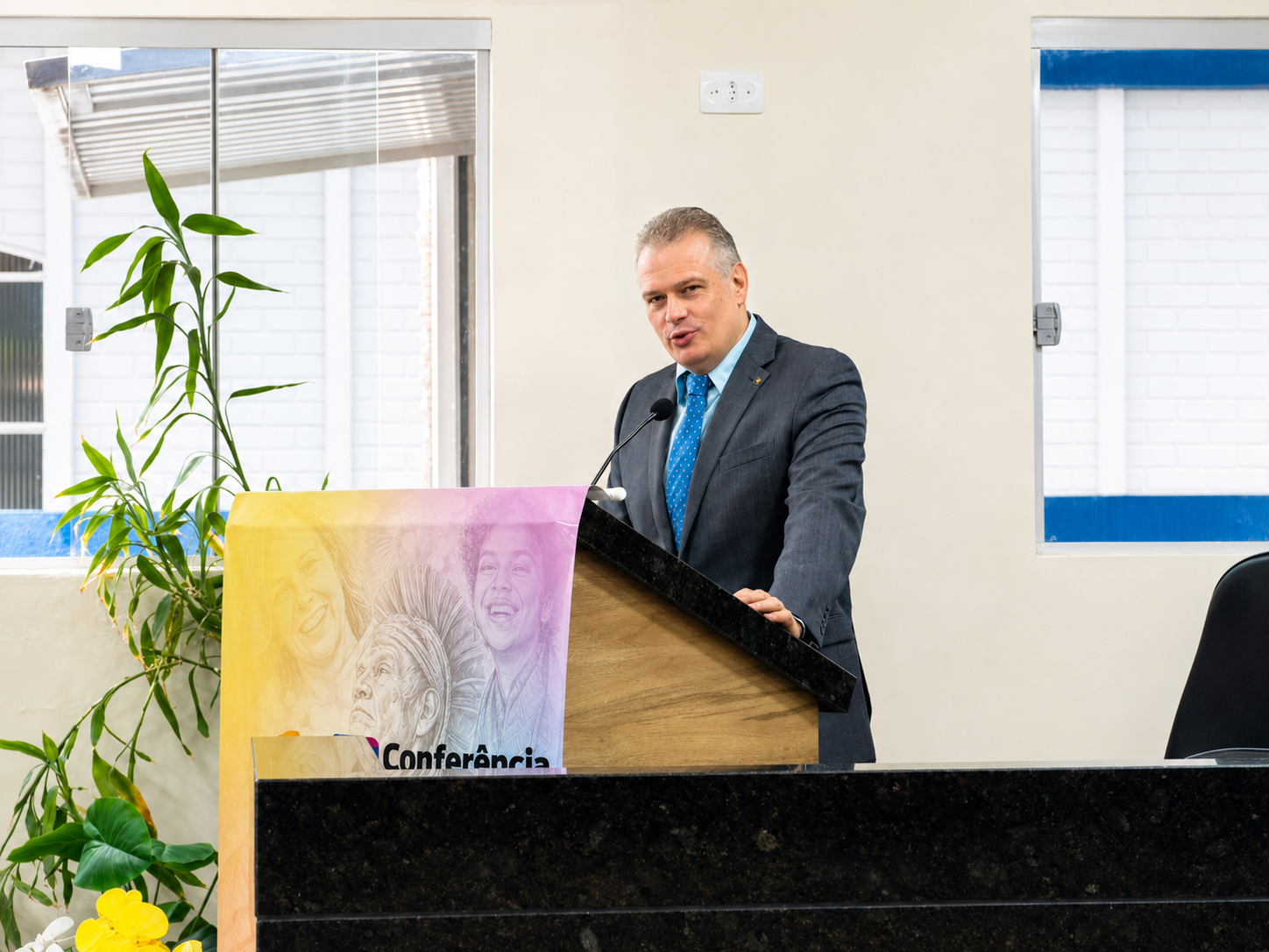 Dr. Bráulio falando em um púlpito durante um evento institucional